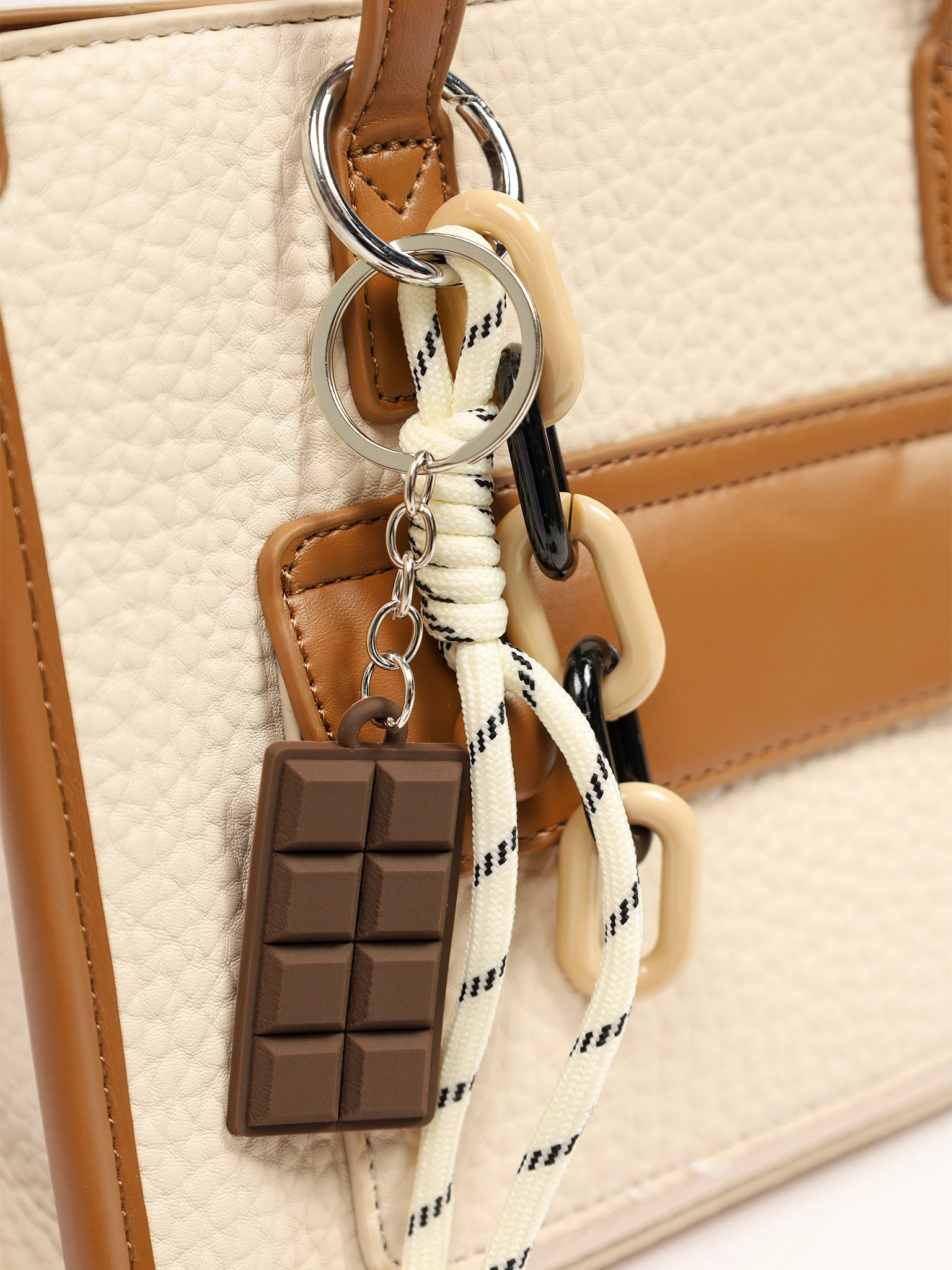 Сумка-тоут с декоративным брелком в ассортименте